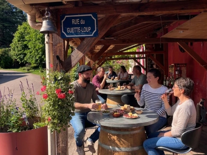 Convives attablés sur la terrasse du Domaine du Moulin Rouge