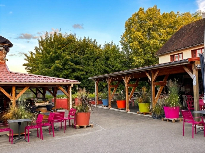 Terrasse du restaurant et bâtiments du Domaine du Moulin Rouge
